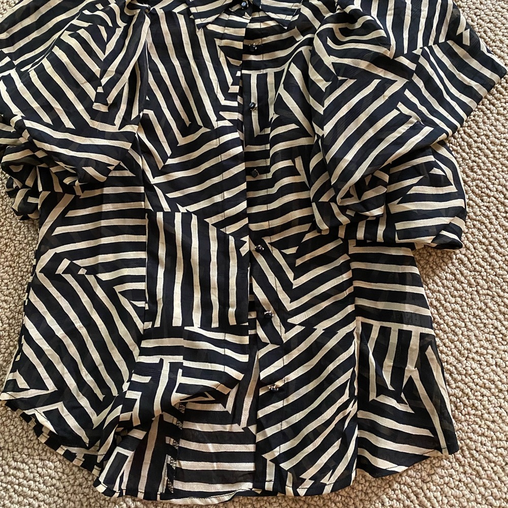 Beautiful semi-sheer shortsleeved blouse. Back/cream. Size  small.